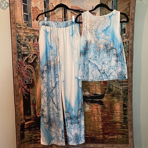 Elegant Blue and White Women's Sleepwear Set - Picture 3 of 3